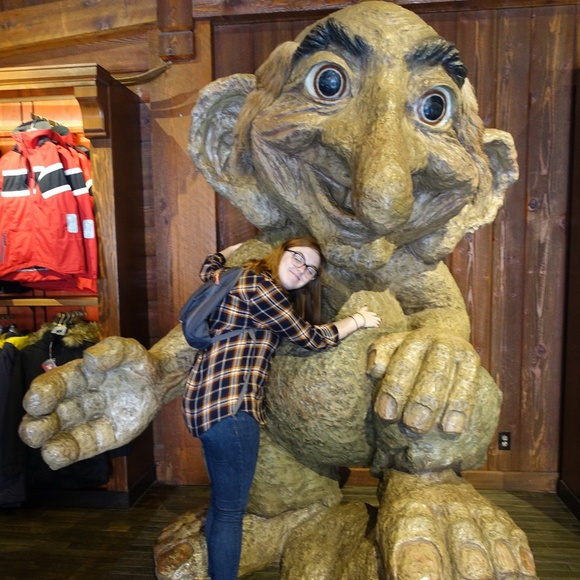 Meet your Posher, Kaitlin - Picture 3 of 3